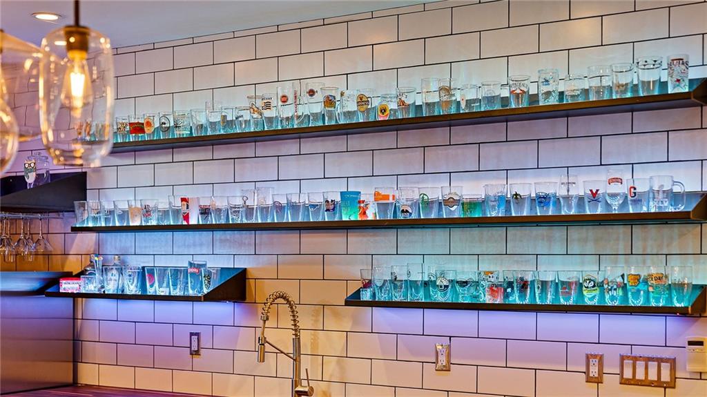 932 Highland View NE