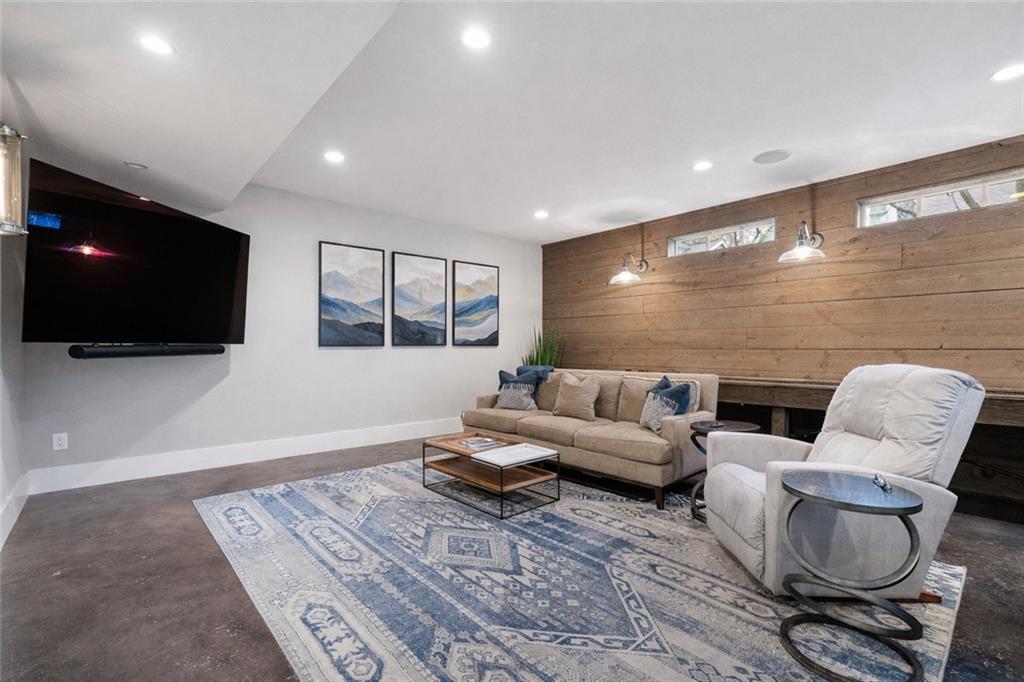 932 Highland View NE