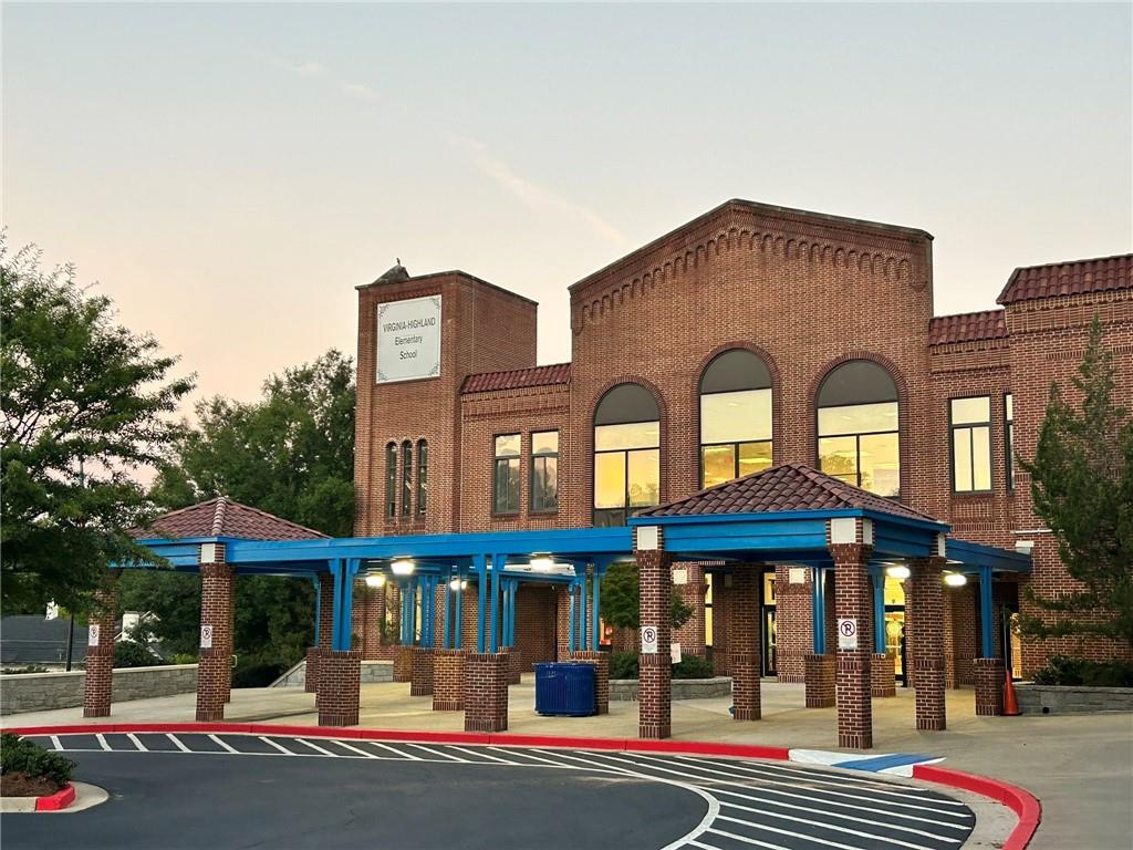 932 Highland View NE