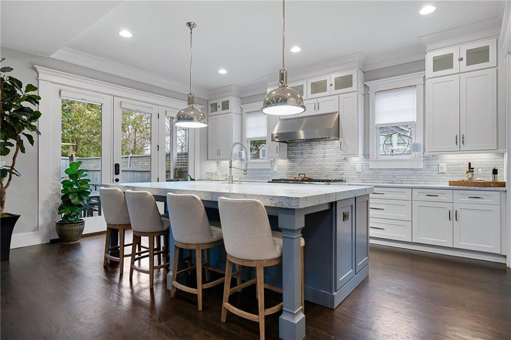 932 Highland View NE