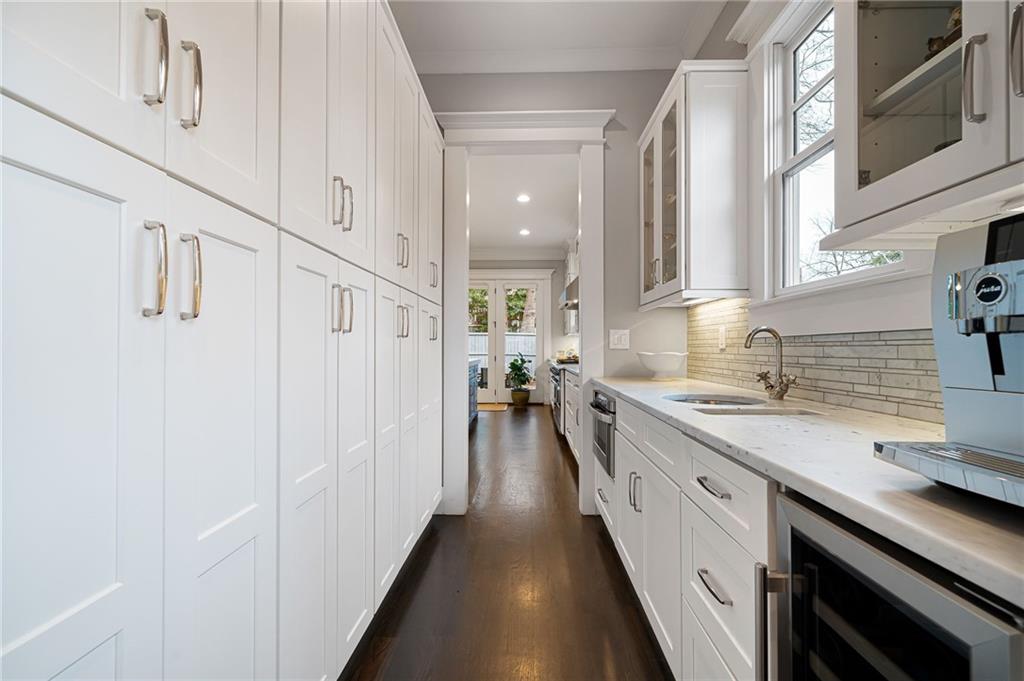 932 Highland View NE