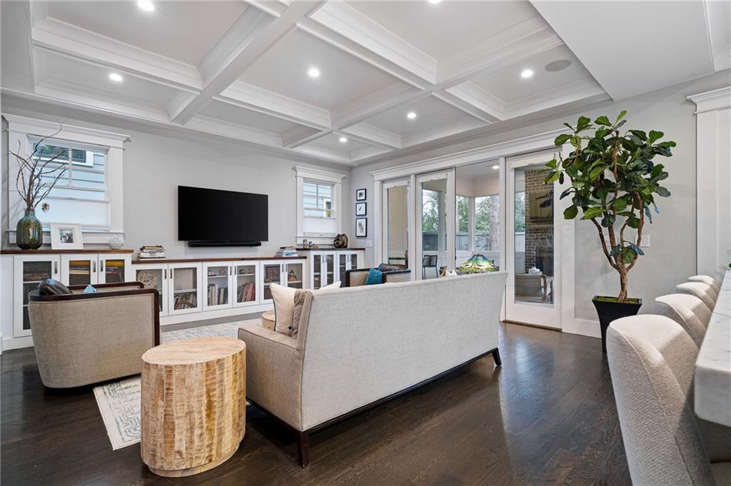 932 Highland View NE