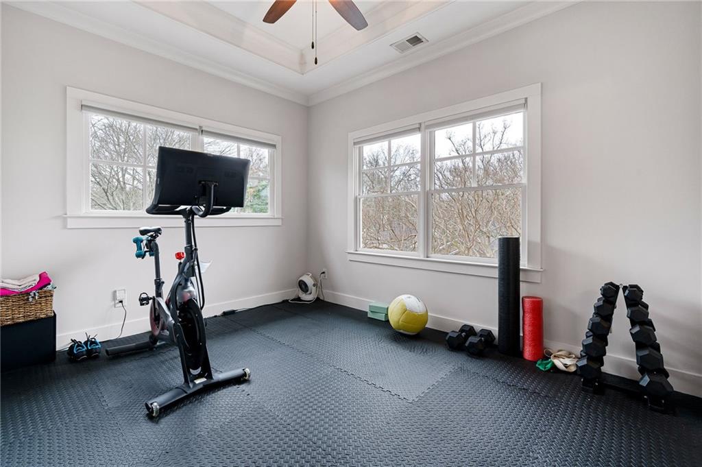 932 Highland View NE