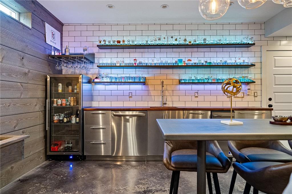 932 Highland View NE