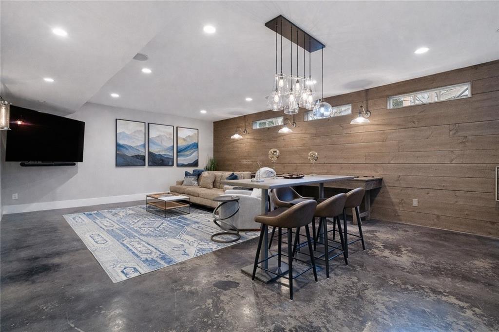 932 Highland View NE