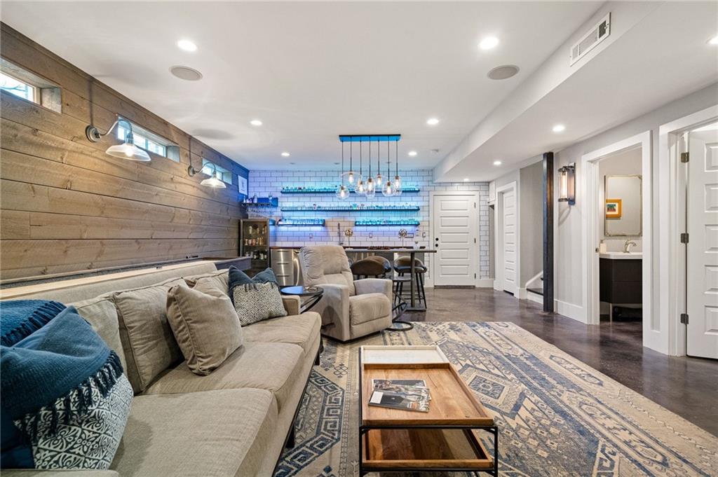 932 Highland View NE