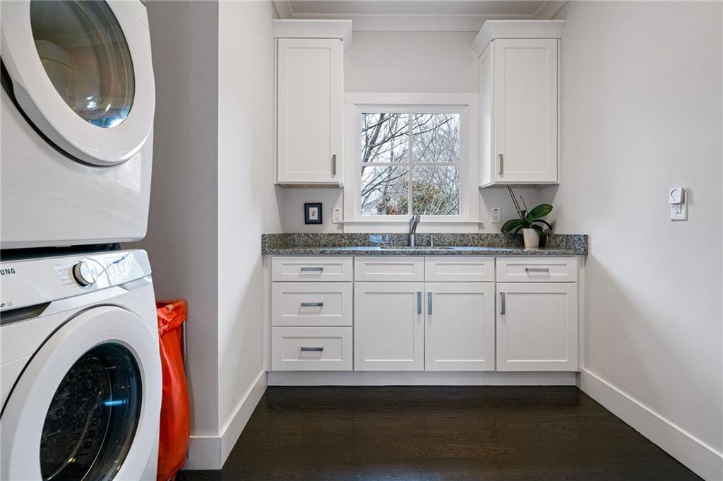 932 Highland View NE