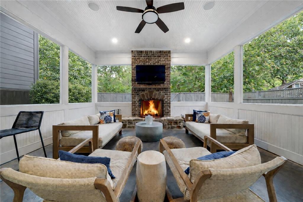 932 Highland View NE