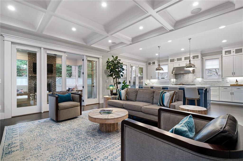 932 Highland View NE