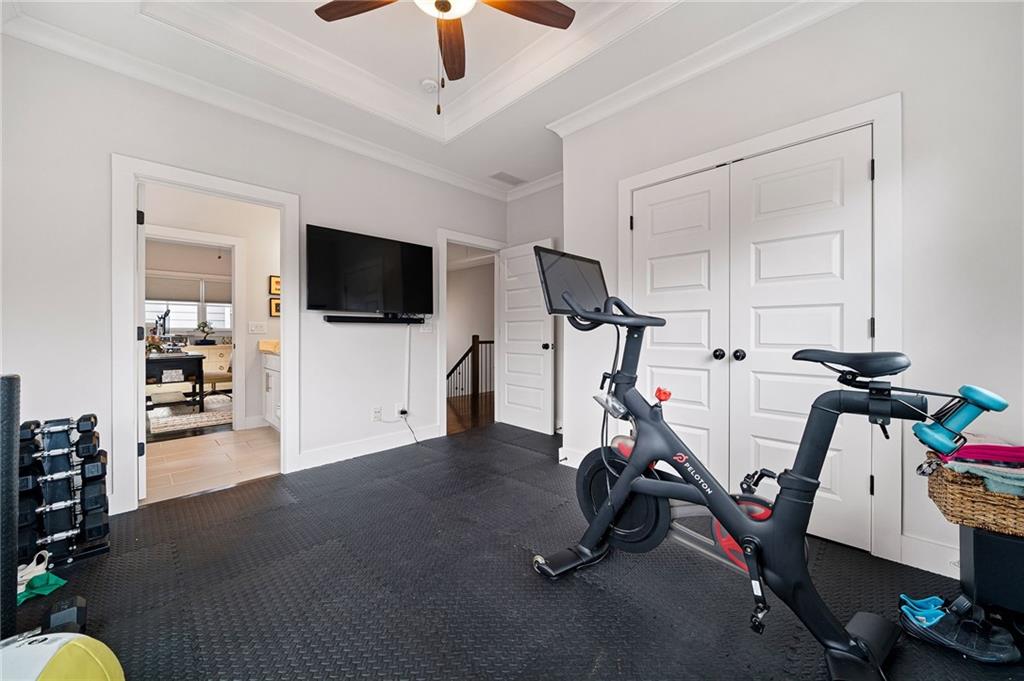 932 Highland View NE