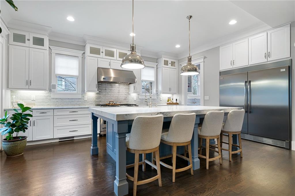 932 Highland View NE