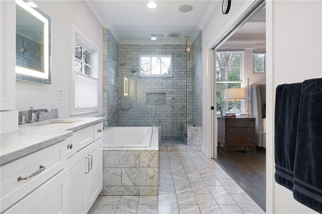 932 Highland View NE