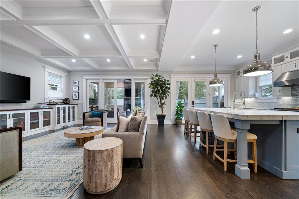 932 Highland View NE