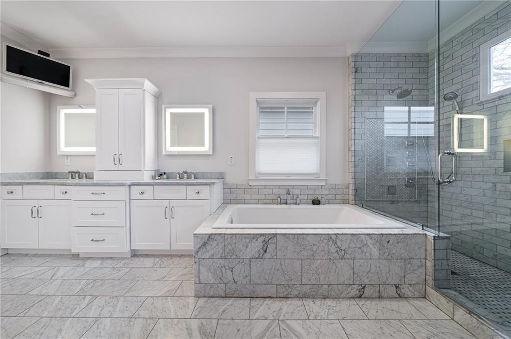 932 Highland View NE