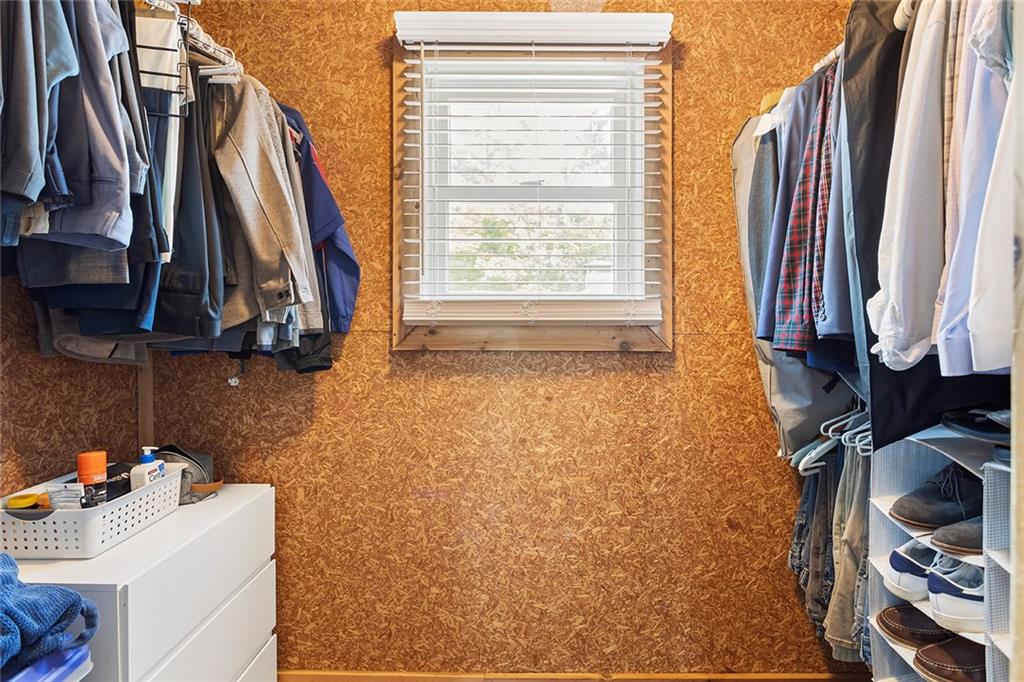 1956 Greystone Road NW