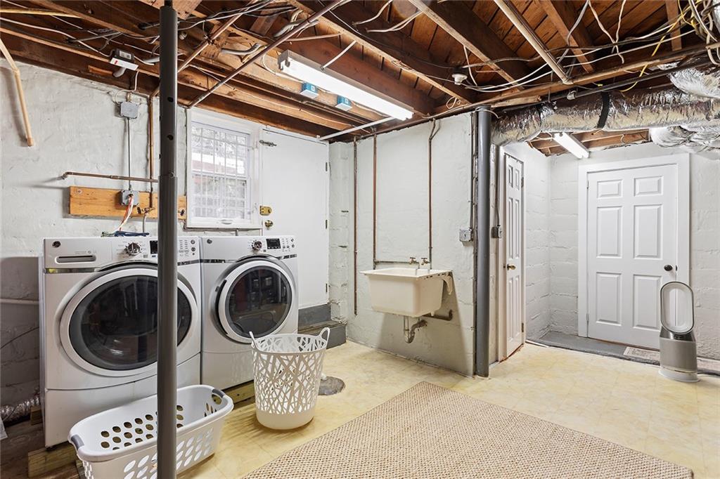 1956 Greystone Road NW