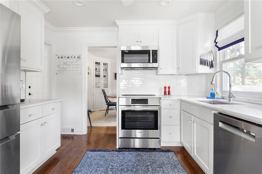 1956 Greystone Road NW