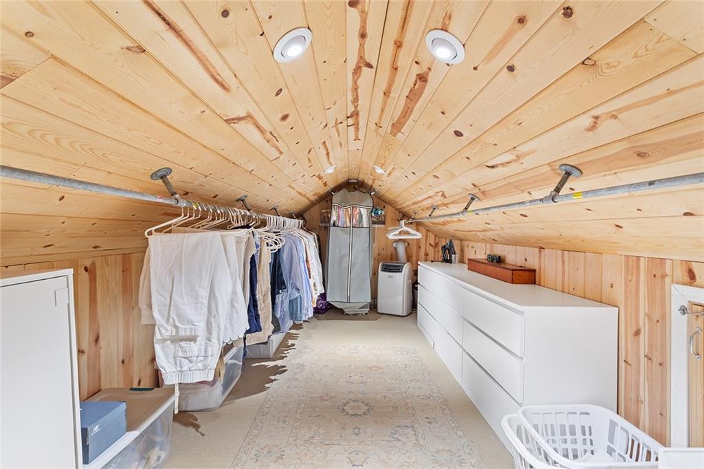 1956 Greystone Road NW