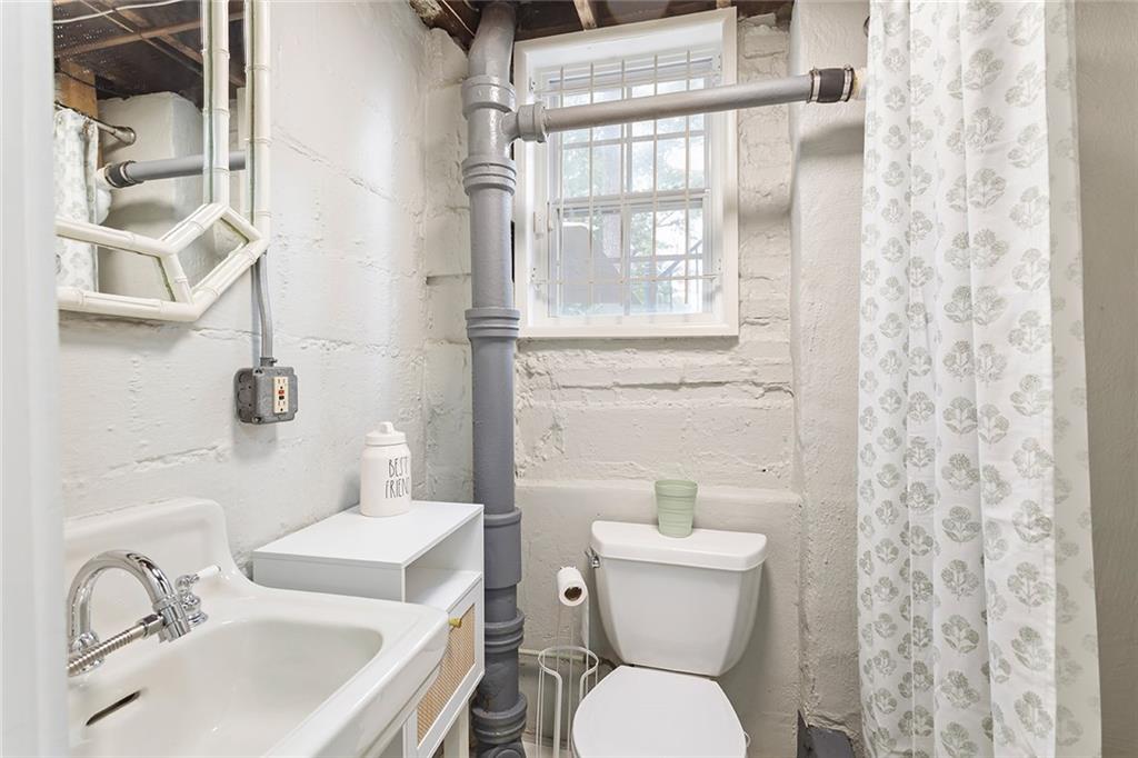 1956 Greystone Road NW