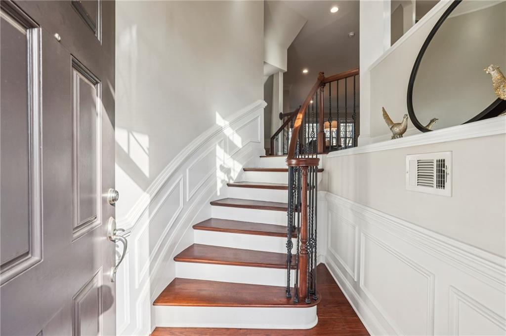 356 Ardmore Court NW