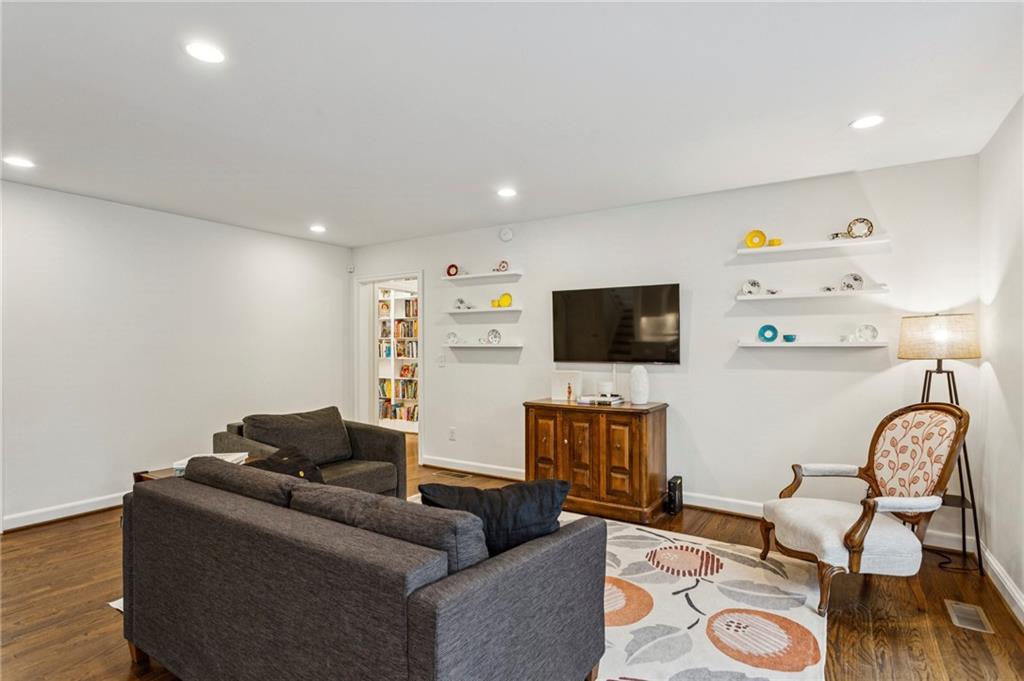 734 Woodley Drive NW