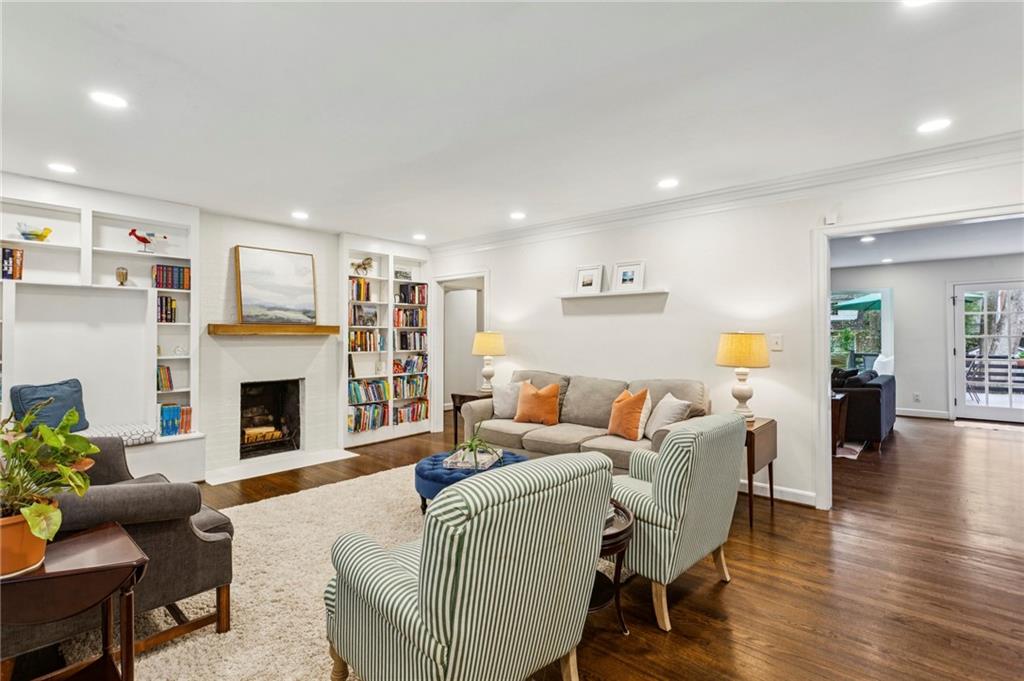 734 Woodley Drive NW