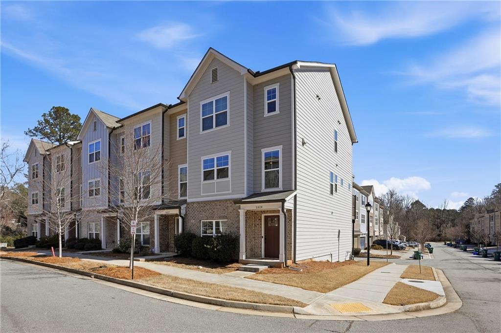 1614 Falcon Crest Way