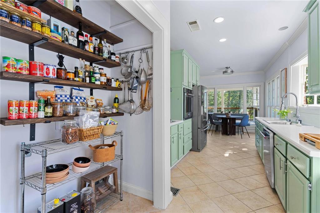 183 E Wesley Road NE