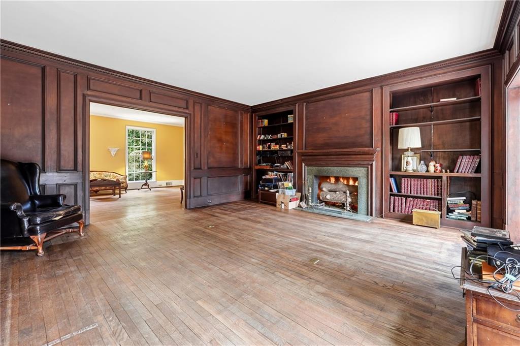 956 W Wesley Road NW