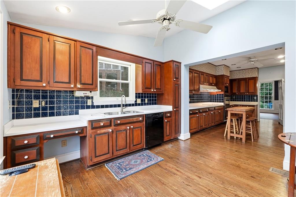 956 W Wesley Road NW