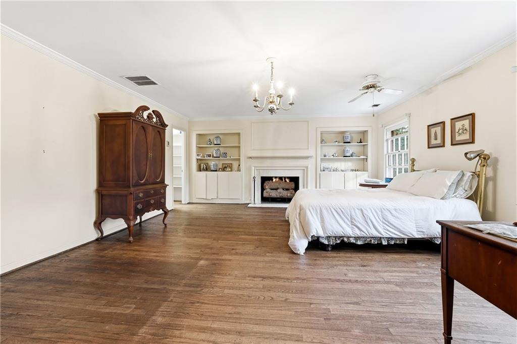 956 W Wesley Road NW