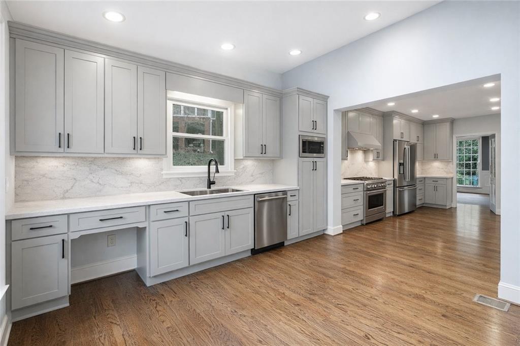 956 W Wesley Road NW