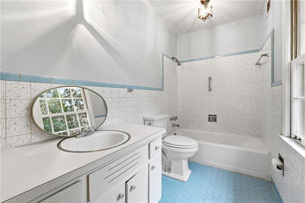 956 W Wesley Road NW