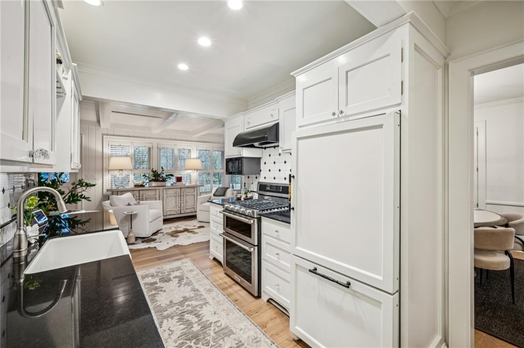 1892 Greystone Road NW