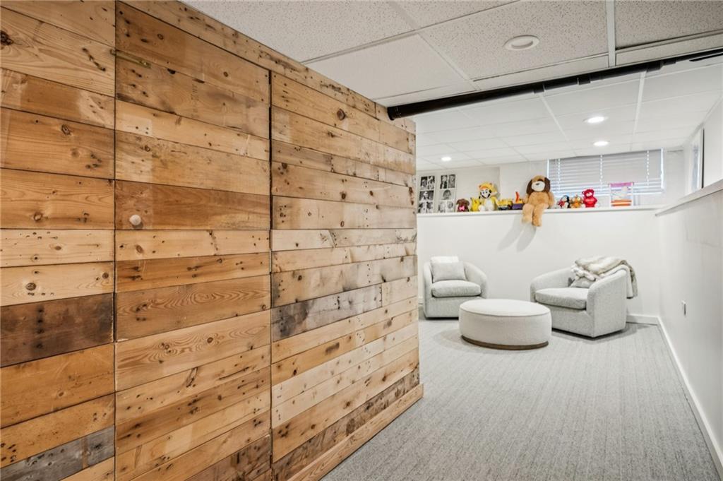 1892 Greystone Road NW