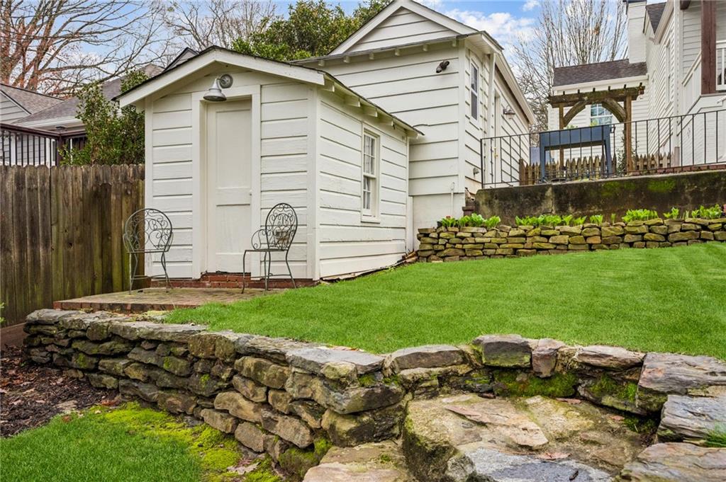 1892 Greystone Road NW