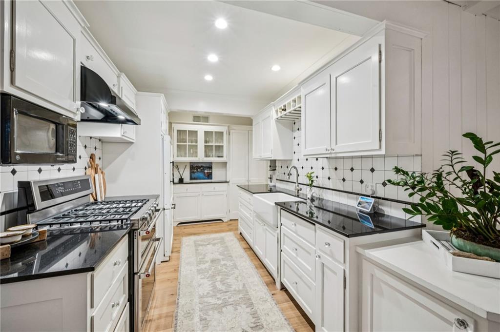 1892 Greystone Road NW