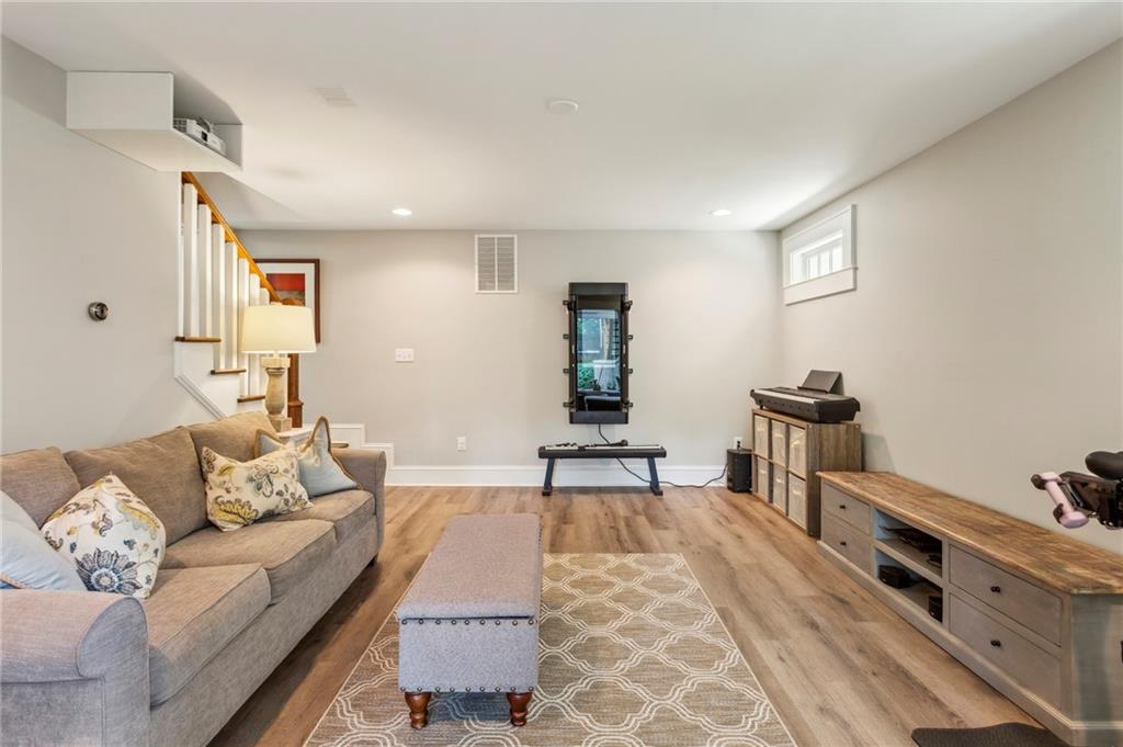 39 East Drive NE