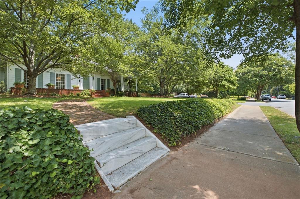 211 Freyer Drive NE