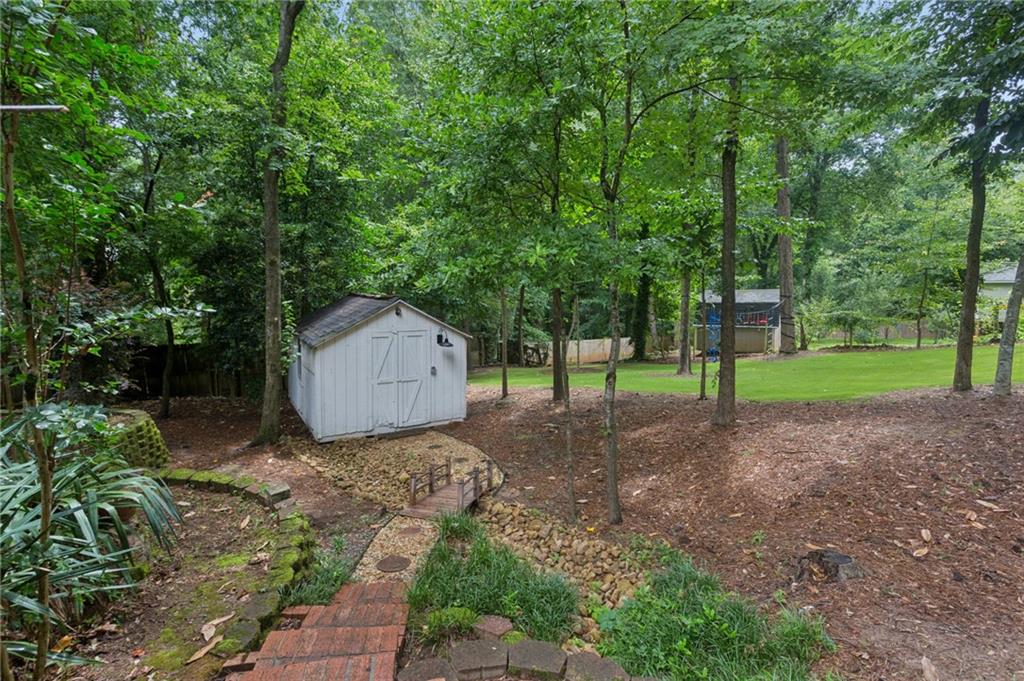 3825 Creekview Drive NE
