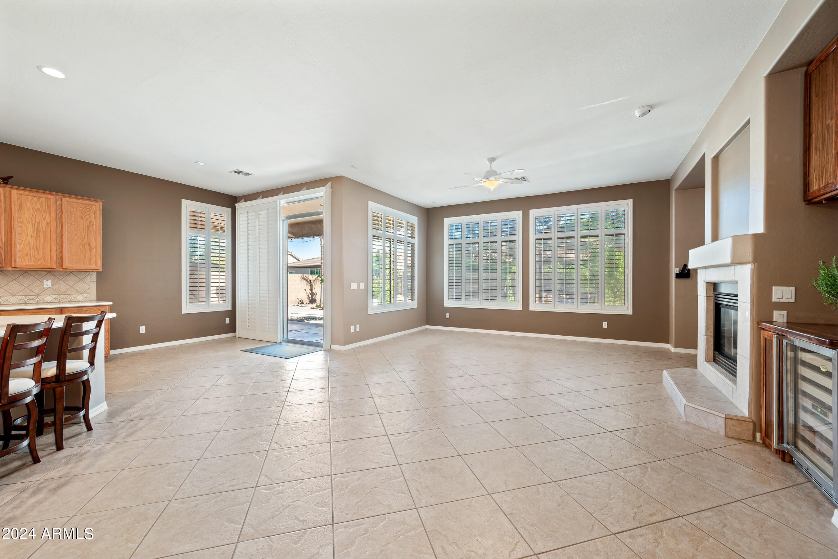 2441 W THOMPSON Way