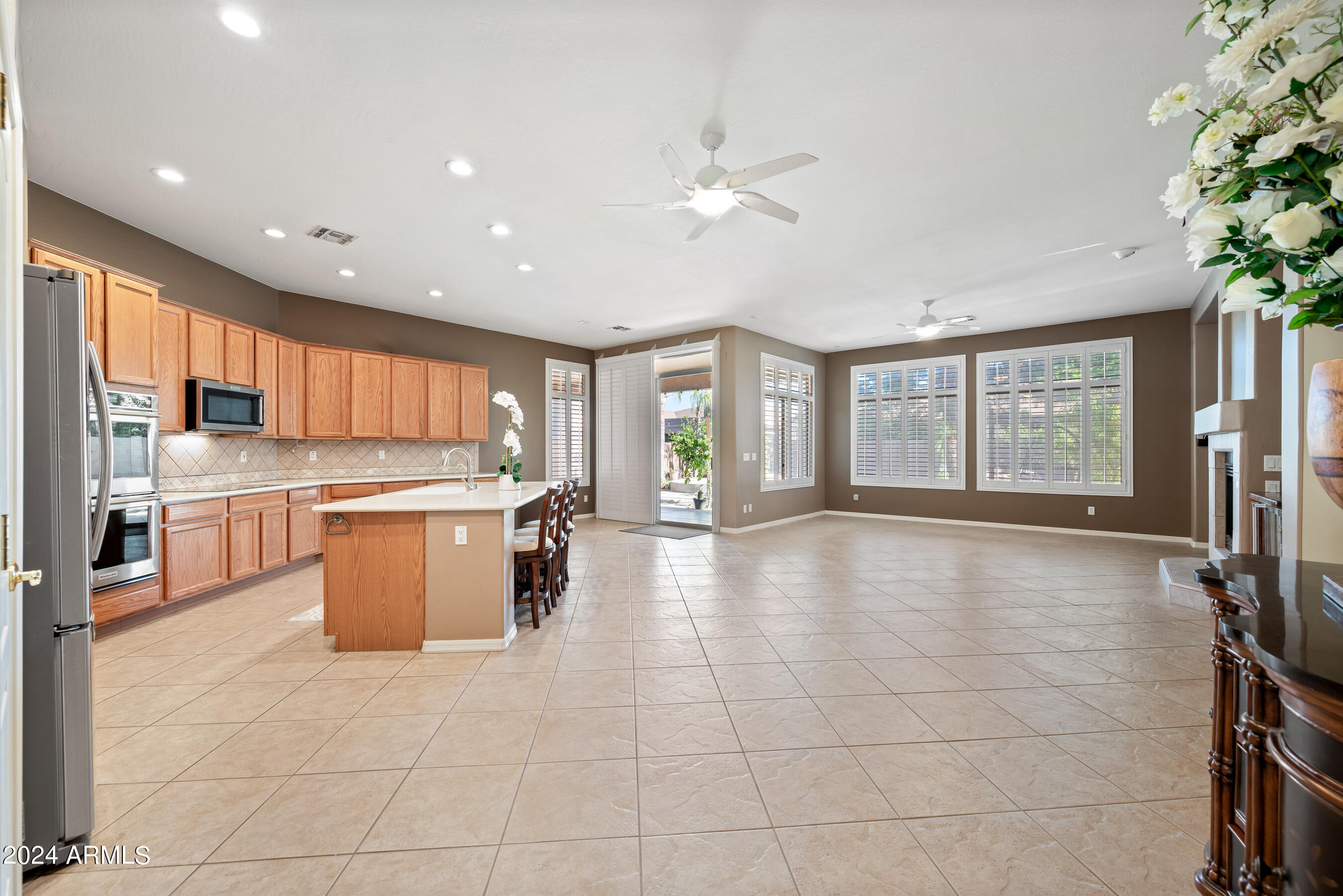 2441 W THOMPSON Way
