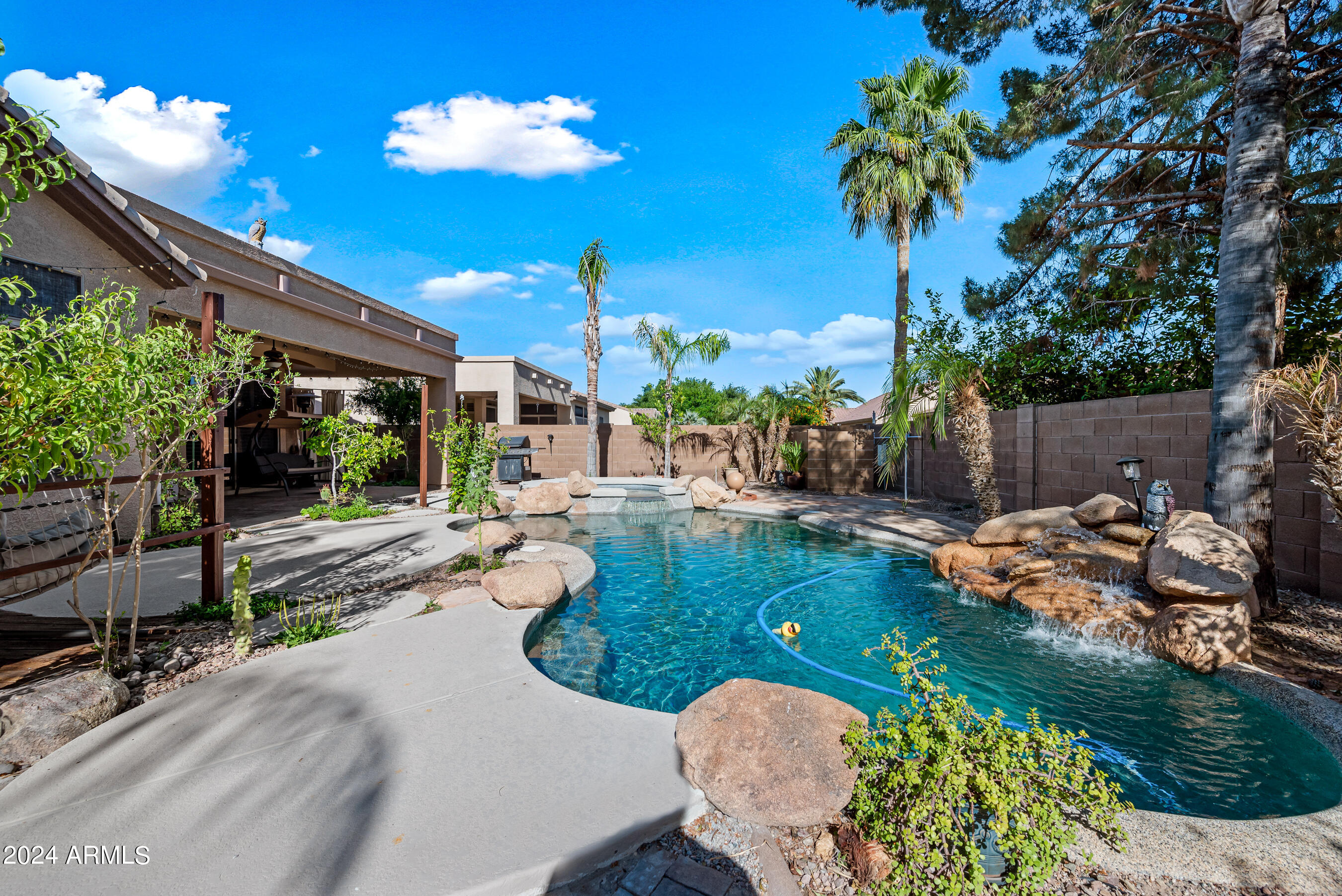 2441 W THOMPSON Way