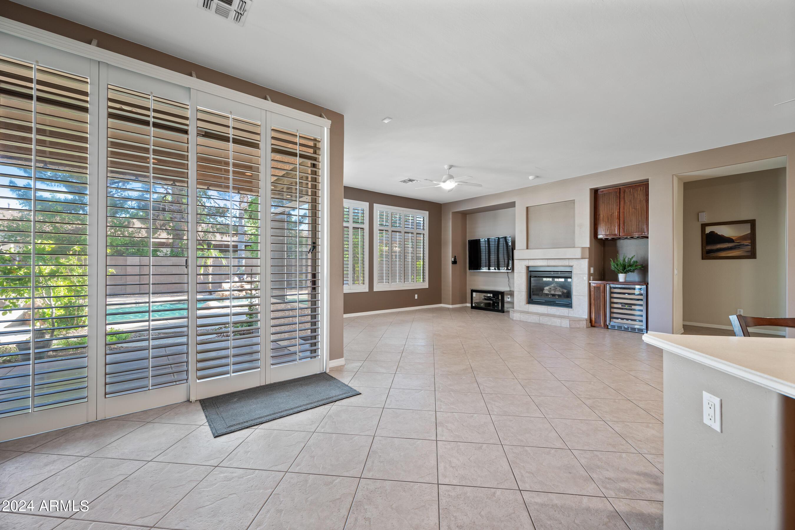 2441 W THOMPSON Way