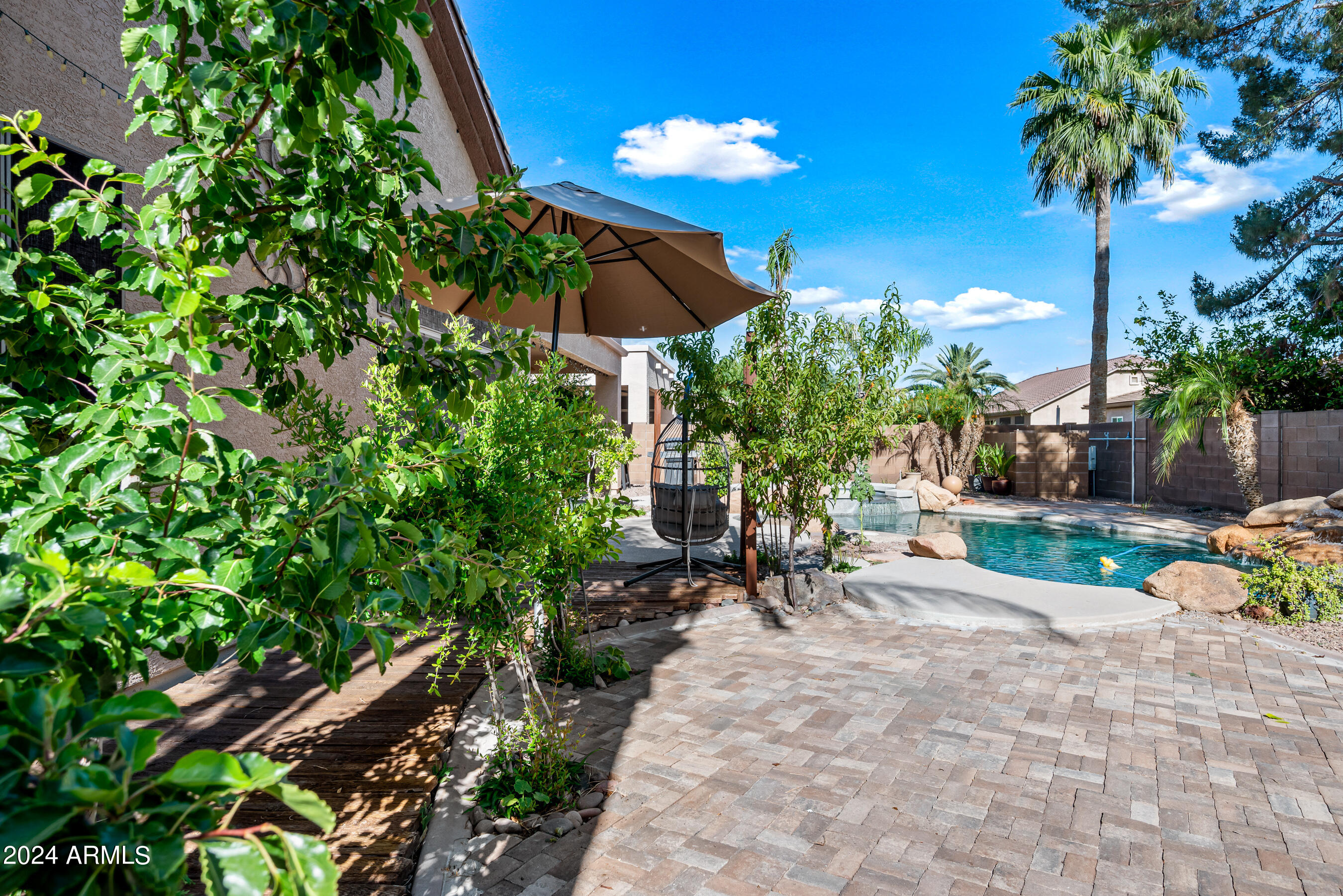 2441 W THOMPSON Way