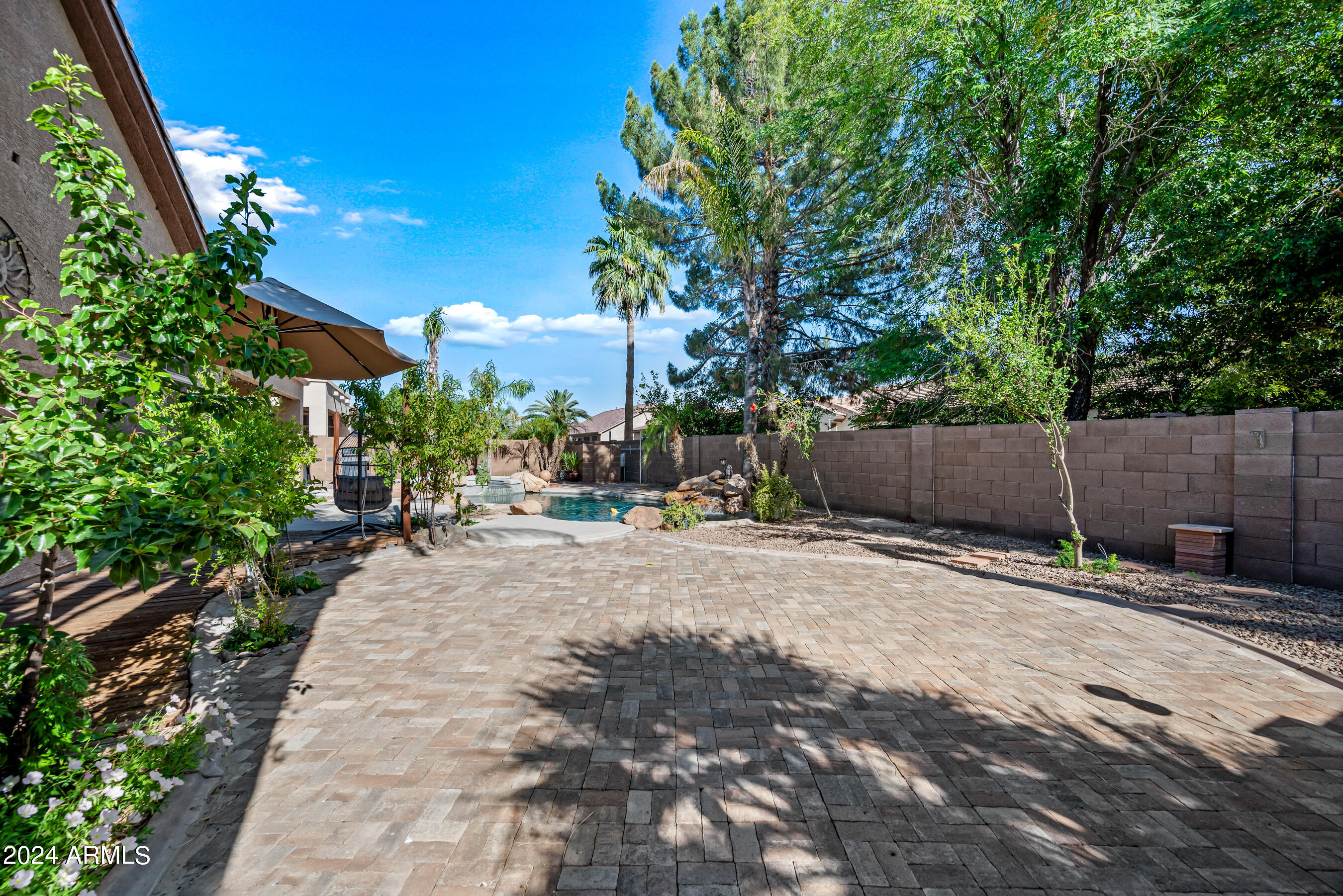 2441 W THOMPSON Way