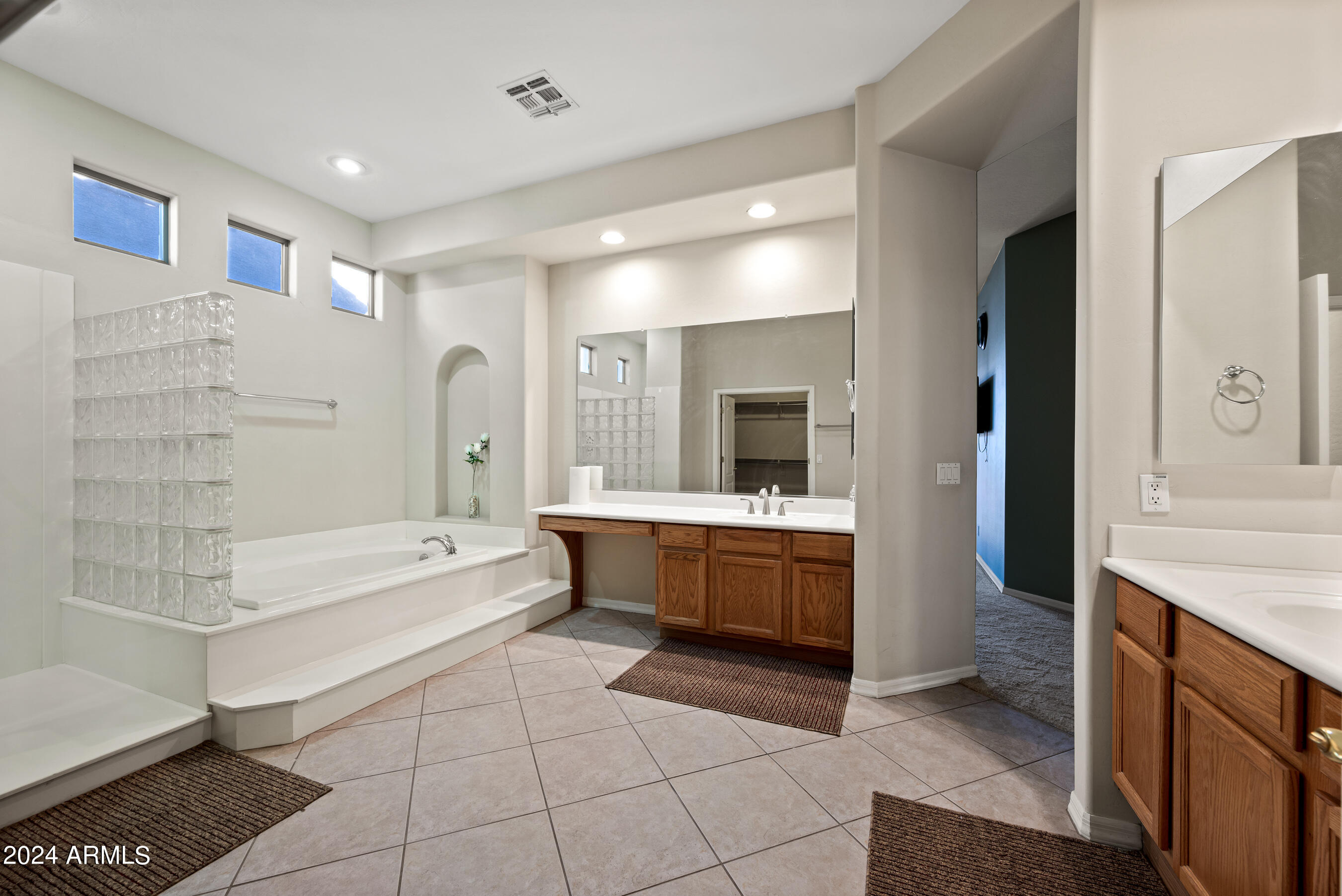 2441 W THOMPSON Way