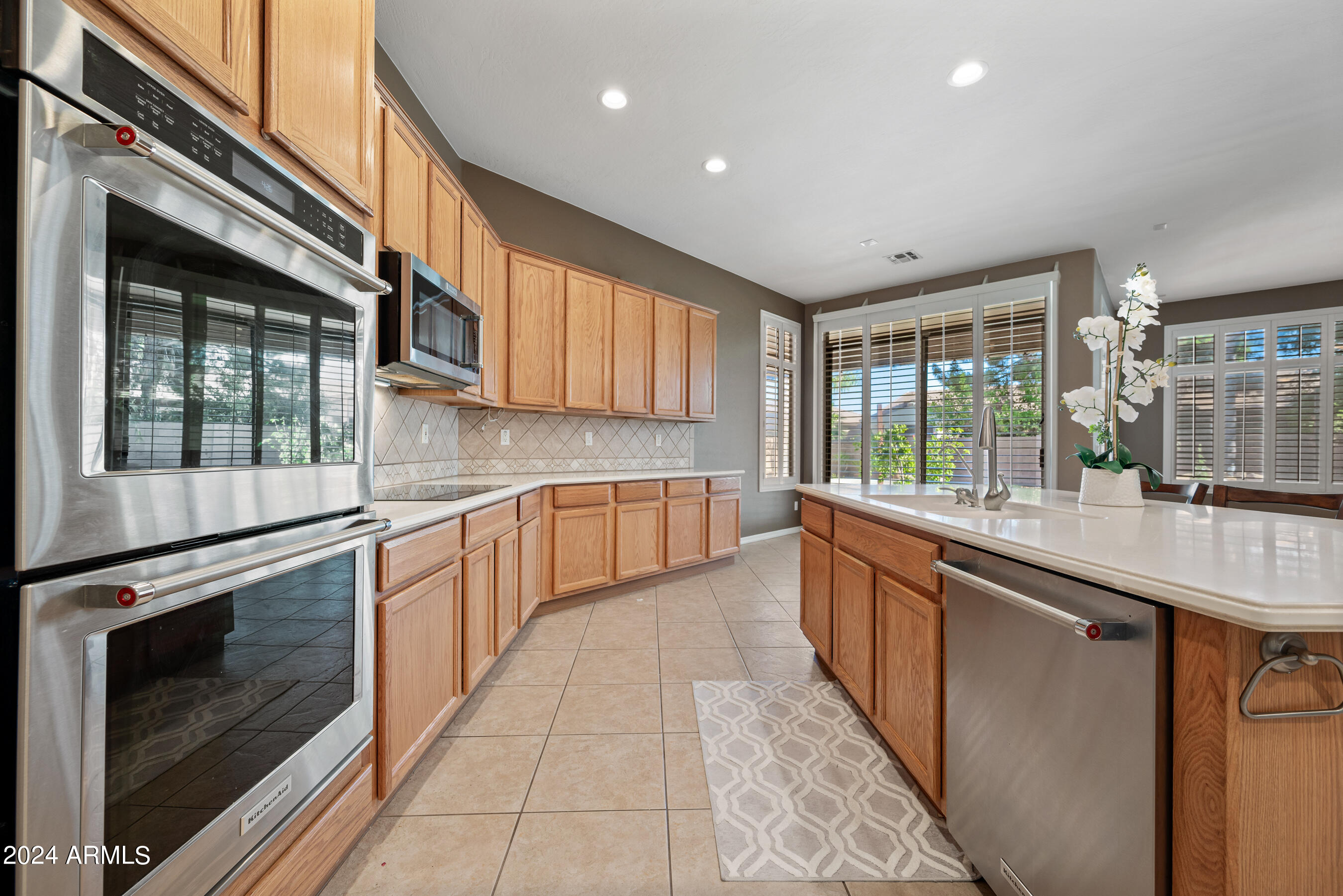 2441 W THOMPSON Way