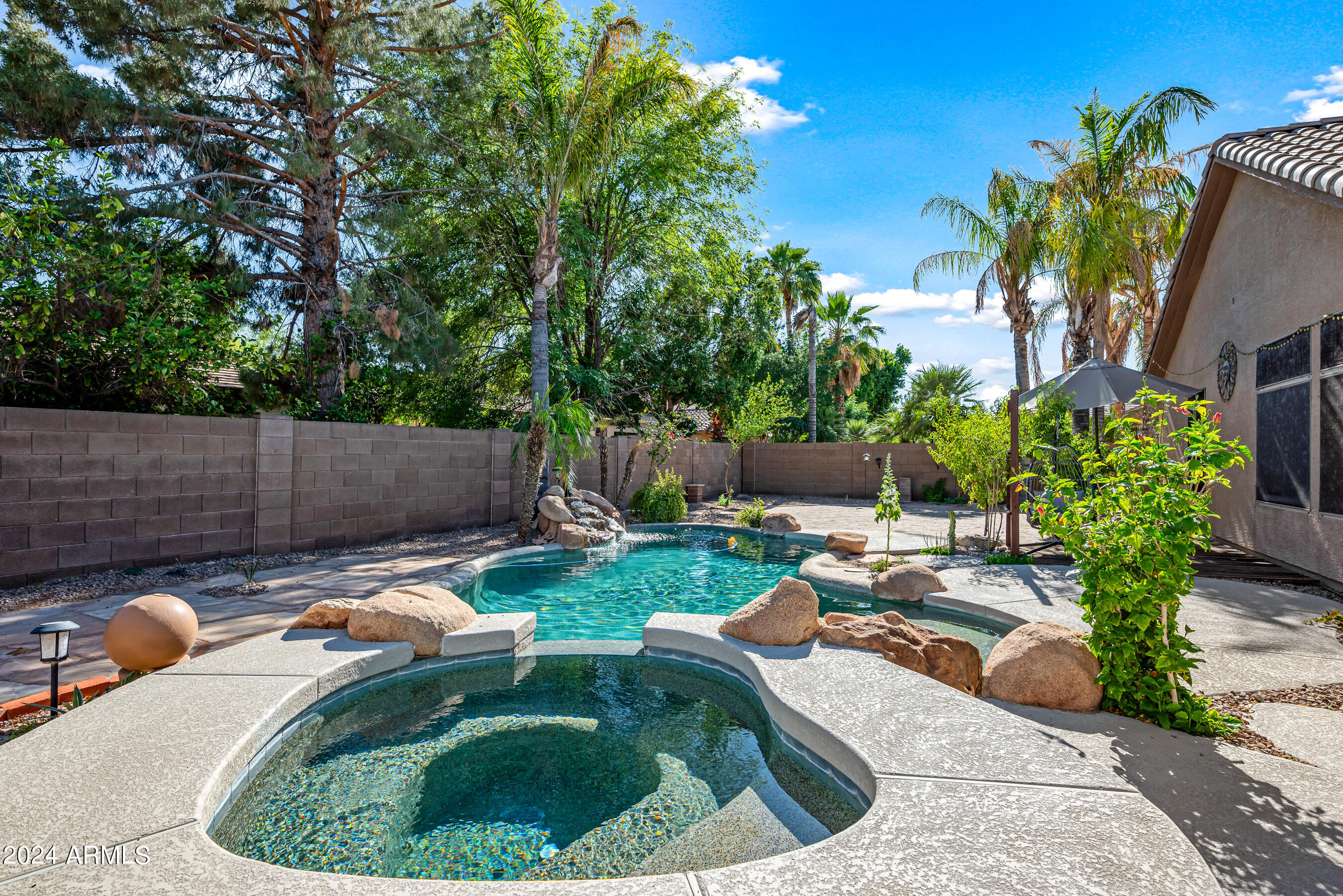 2441 W THOMPSON Way