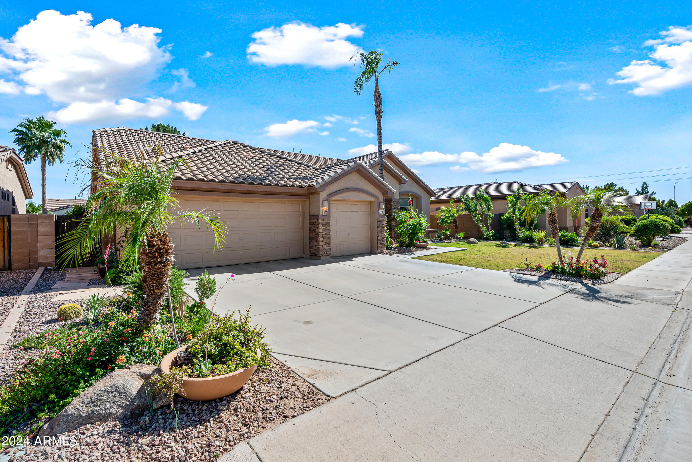 2441 W THOMPSON Way